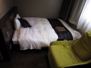 シルクイン鹿児島 ダブルルーム ベッドとマッサージチェア