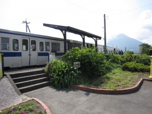 JR指宿枕崎線 西大山駅 駅舎と日本最南端の表示 バックに開聞岳が見えます