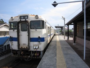 JR指宿枕崎線 枕崎駅 ホームと駅舎 列車はワンマンカーです
