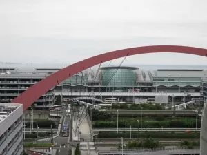 羽田空港 羽田空港 国内線第1旅客ターミナル 国内線第2旅客ターミナルは、首都高速湾岸線と駐車場を挟んだ反対側にあります