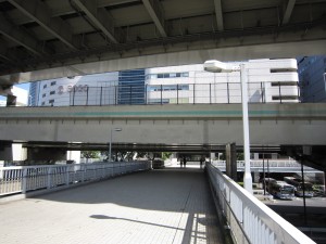 JR東海道線 横浜駅 東口 横浜そごうとスカイビル、バスターミナルがあります