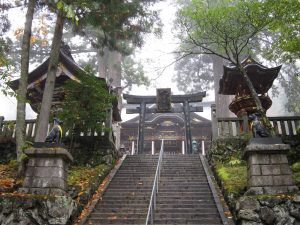 秩父 三峯神社 拝殿への石段と青銅の鳥居