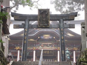 秩父 三峯神社 青銅鳥居と拝殿