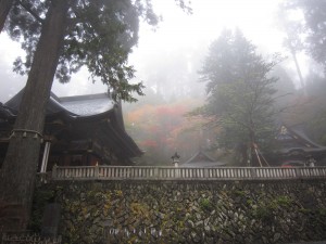 秩父 霧の三峯神社 境内 紅葉と相まって幻想的な雰囲気です