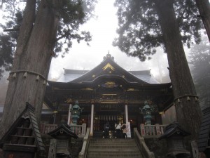 秩父 三峯神社 拝殿 両側に神木が建っています 拝殿もカラフルです