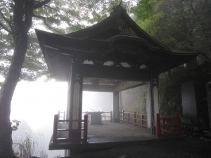 秩父 三峯神社 奥宮遥拝殿（見晴台） この日は霧で何にも見えませんでした