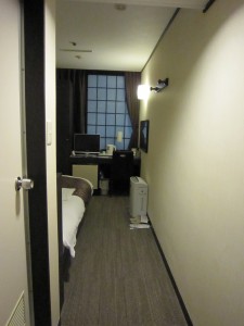 京都タワーホテル シングル 室内 手前がユニットバス、奥がベッドとデスクです
