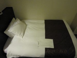 京都タワーホテル シングル ベッド セミダブルサイズのベッドを使用しています