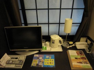京都タワーホテル シングル デスク周り テレビとポット、電話が置いてあります