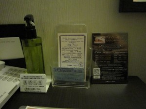 京都タワーホテル シングル デスクに配置されている消臭剤と、京都タワー大浴場の割引チケット 400円で入浴できます