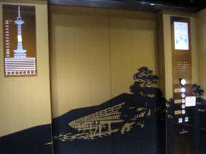 京都タワー 展望台行きエレベータ