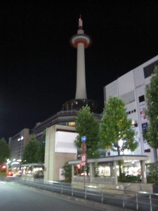 京都タワー 深夜0時に京都駅烏丸口東側から撮影