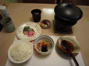 京都タワー地下1階 京料理 伏水 手作り豆腐御膳 煮物、焼き物とご飯