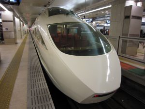 小田急電鉄 50000型 特急ロマンスカー VSE 前面 新宿駅にて
