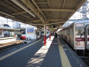東武伊勢崎線 館林駅 2番線・3番線・5番線 小泉線ホームから浅草方向を撮影