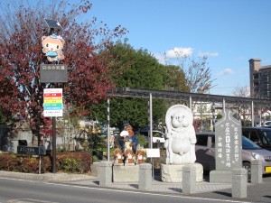 東武佐野線 館林駅 東口ロータリー 日本一有名な温度計 夏には日本の最高気温を刻みます