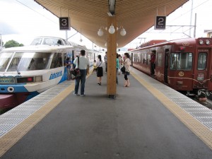 富士急行線 富士山駅 （旧:富士吉田駅） ホーム 左にフジサン特急、右に富士登山電車が止まっています