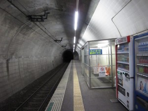 野岩鉄道 湯西川温泉駅 ホームはトンネルの中にあります
