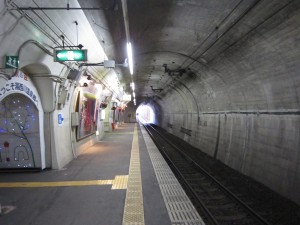野岩鉄道 湯西川温泉駅 ホーム トンネルの出口の近くにあります