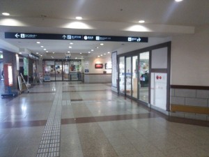 伊豆急行線 伊豆高原駅 コンコース 観光案内所と待合室、売店があります
