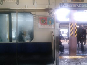 本庄駅で運転見合わせ中の、高崎線普通列車 高崎行き 車内 多くの高校生が降りていきました