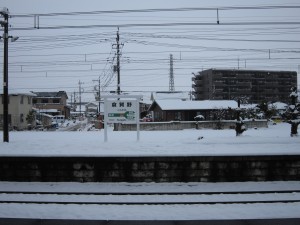 JR八高線 倉賀野駅 雪のホーム ここでも運転見合わせでした