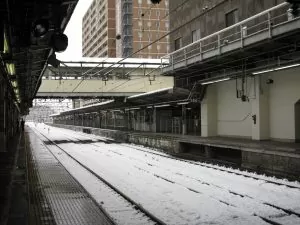 JR上越線 高崎駅 1・2番ホーム 線路は雪で覆われています