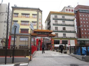 長崎新地中華街 市口 大きな中華料理屋さんといかにも中華街って感じの門があります