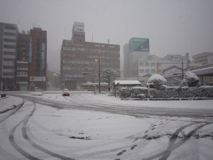 大雪の長崎市内 長崎駅前バスターミナルにて