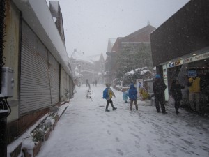大浦天主堂 グラバー園への坂道 お土産物屋さんが立ち並びますが、大雪のため閉店しているお店が多かったです