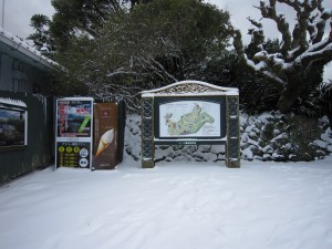 大雪の長崎県 グラバー園 園内の案内 完全に雪が積もっています
