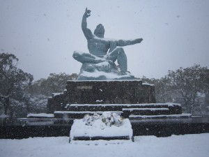 長崎市 平和公園 平和祈念像 この日は大雪でした