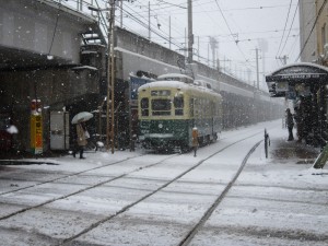 大雪の長崎市内 松山町電停にて