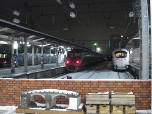 JR長崎本線 長崎駅 2番線 3番線 4番線に特急列車が止まっています