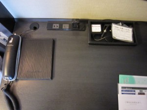 リッチモンドホテル 長崎思案橋 ツインルーム デスク コンセントとLANコネクタ、ケータイ・スマホ充電器が置いてあります