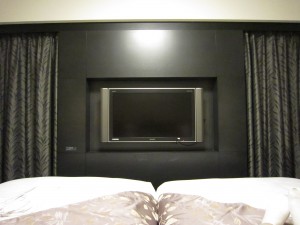 リッチモンドホテル 長崎思案橋 ツインルーム 客室内 ベッドから撮影 壁面に大画面テレビがついています
