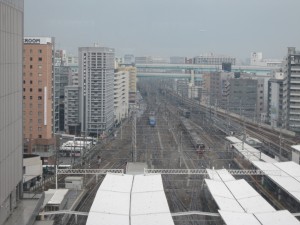 JR鹿児島本線 博多駅 駅ビル内の阪急百貨店から見た列車
