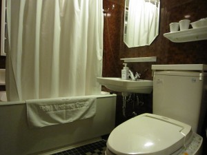 ホテルモントレ ラ・スール福岡 コーナーツインルーム トイレとバスルーム