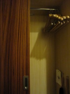 ホテルモントレ ラ・スール福岡 コーナーツインルーム 入り口横のタンス