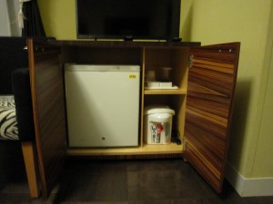 ホテルモントレ ラ・スール福岡 コーナーツインルーム テレビ台 中に冷蔵庫とコップ、電気ポットが入っています