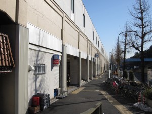東京都営地下鉄 三田線 西高島平駅 駅入り口 駅高架下にスーパーがあります