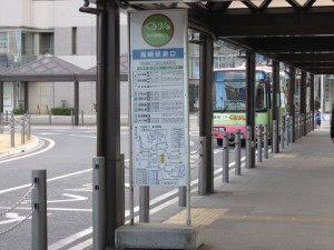 高崎市内循環バス ぐるりん 高崎駅東口 バス停留所 後ろにバスが見えます