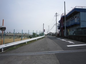 JR常磐線 常陸多賀駅 駅裏ロータリーの先の道 日立製作所の工場があります