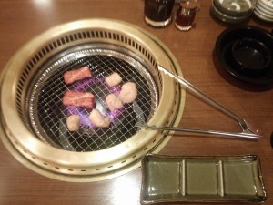 焼肉コーナーで焼肉 東京健康ランド まねきの湯にて