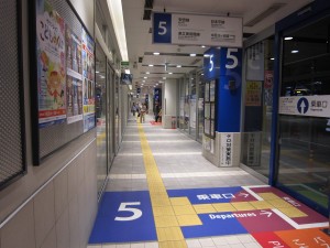 新静岡バスターミナル バス乗り場 3番線・4番線・5番線 バス停と乗り場はガラスで仕切られています