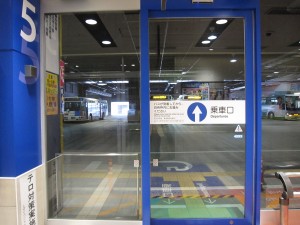 静岡駅バスターミナル 5番乗り場 バスが来たら自動ドアを開けてバスに乗る仕組みになっています