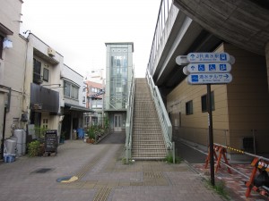 静鉄新清水駅からJR清水駅はこっちと言われて行ってみると、そこは歩道橋でした
