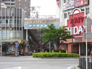 JR東海道線 清水駅 駅前商店街のアーケード入り口 ここはどうにか賑わっているようです