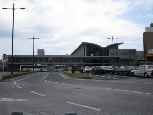 JR東海道本線 清水駅 西口 東西自由通路入り口 バスターミナルとタクシー乗り場があります