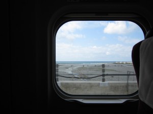 北陸新幹線 W7系 糸魚川付近を走行中 車窓から日本海が見えます